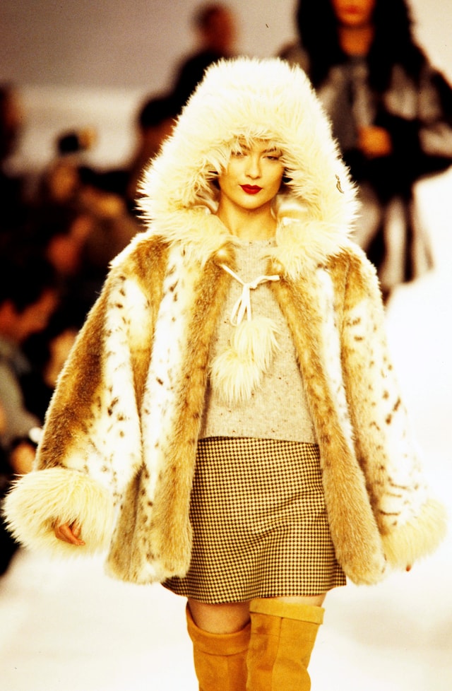 Shalom Harlow iconic catwalk moments 23