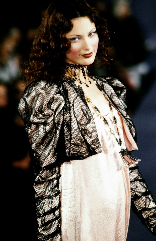 Shalom Harlow iconic catwalk moments 24