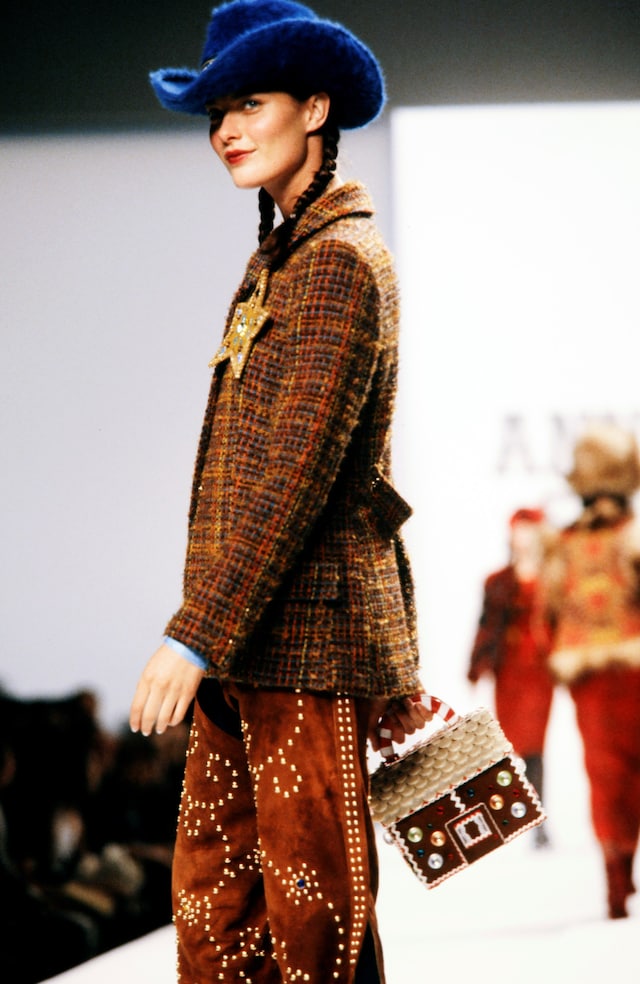 Shalom Harlow iconic catwalk moments 25