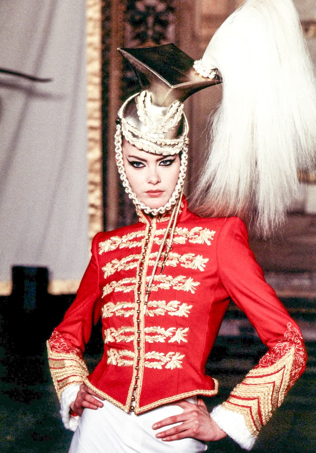 Shalom Harlow iconic catwalk moments 27