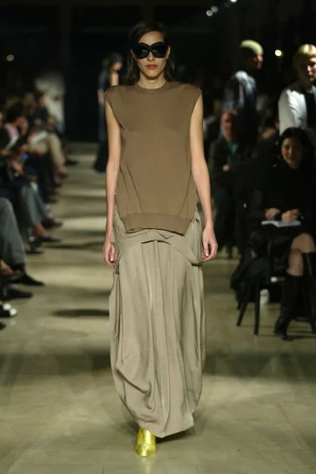 SS 2003 black pullover tilted towards front 14