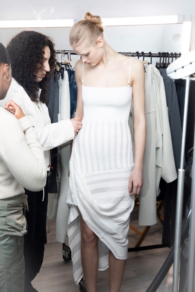 Karoline Vitto with a model behind the scenes 5