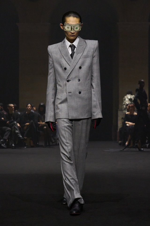 Masks on the AW26 runway 17