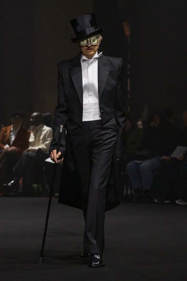 Masks on the AW26 runway 18