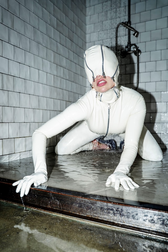 Hannah Louise, A Body of Mirrors 2