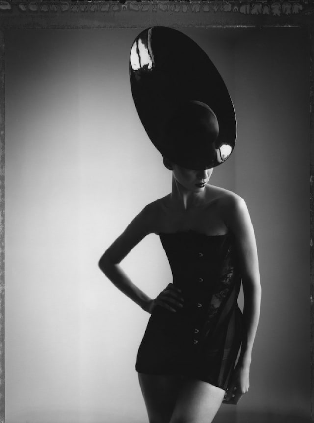 Breakfast at Tiffany&#39;s II; Philip Treacy (chapeau) 5