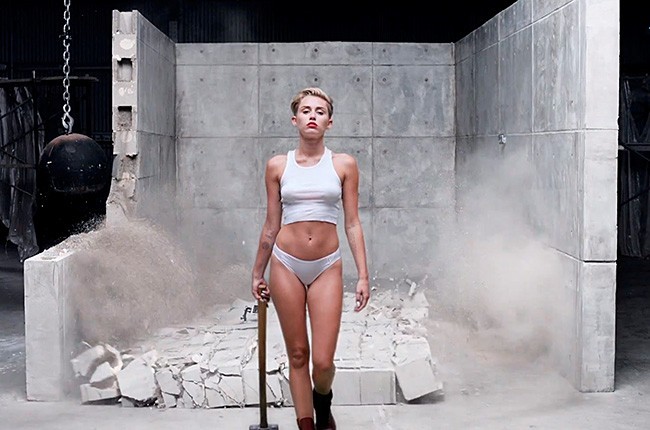 miley-cyrus-wrecking-ball-video-650-430