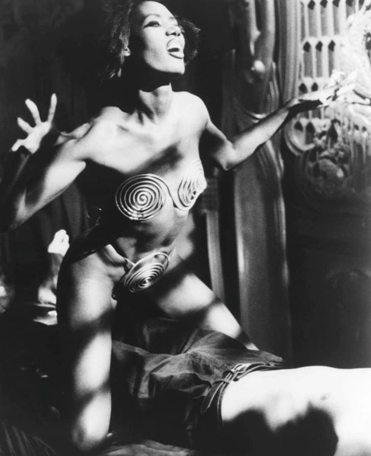 lesfemmespsychotiques blood gore rose mcgowan grace jones 12