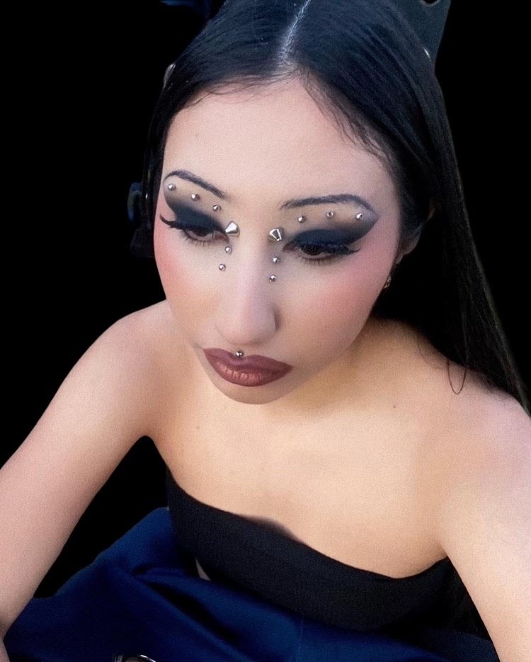 Selena Ruiz make-up artist 10