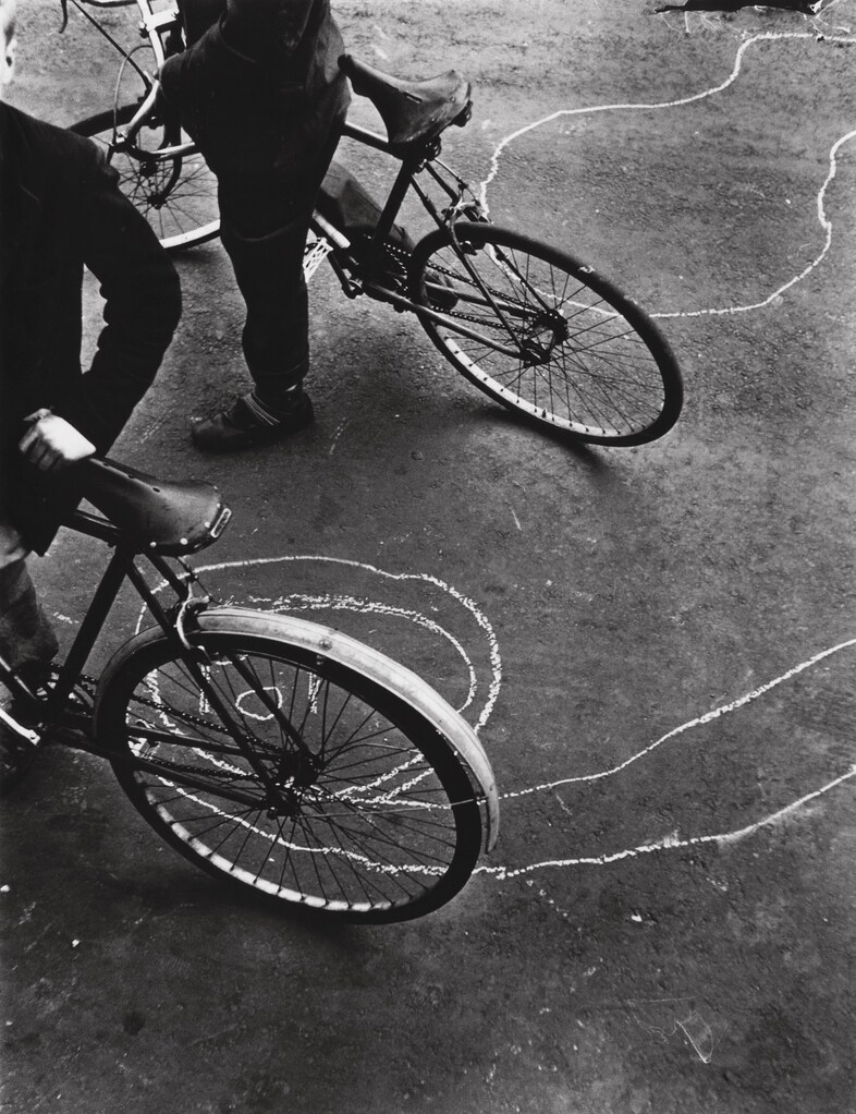 Roger Mayne, boys with bicycles 10
