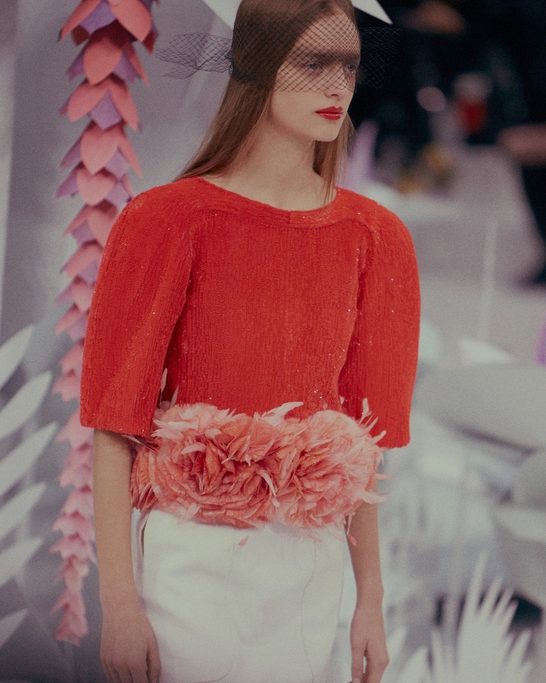 Chanel Haute Couture SS15 beaded red feathered flowers pink 1