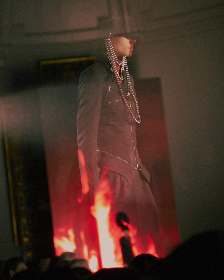 Gareth Pugh AW15, Britannia, Saint George&#39;s Cross, Chains 22