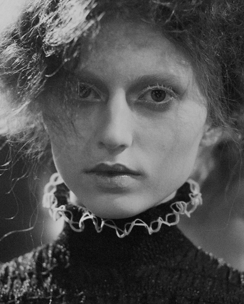Alexander McQueen AW15 Dazed womenswear Close Up Ruff Neck 24