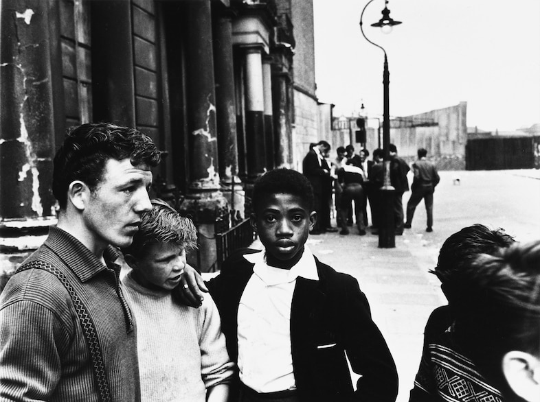 06_PressImage l Roger Mayne, Men and boys in South