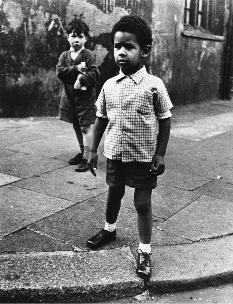 04_PressImage l Roger Mayne, Two boys in Southam S 2