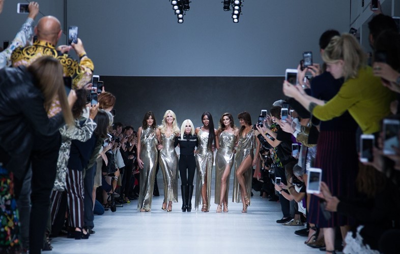 The OG supermodels just reunited to sing Freedom at Versace Womenswear ...