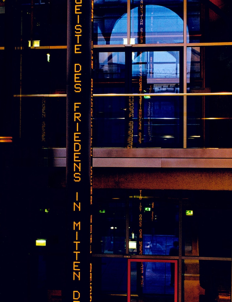 Jenny Holzer How to get the message across 11