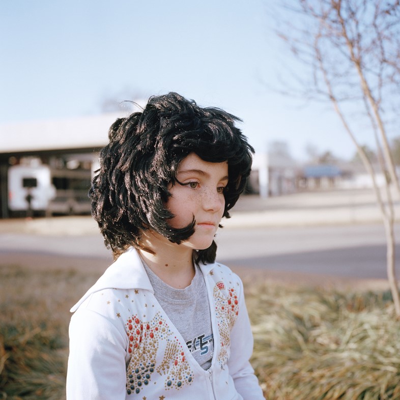 little girl, elvis presley boulevard, memphis, 2014
