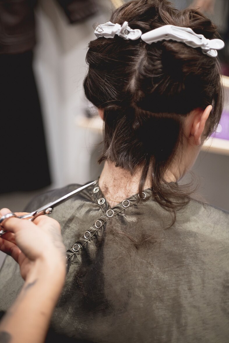 Lune cutting Sara&#39;s hair at Salune