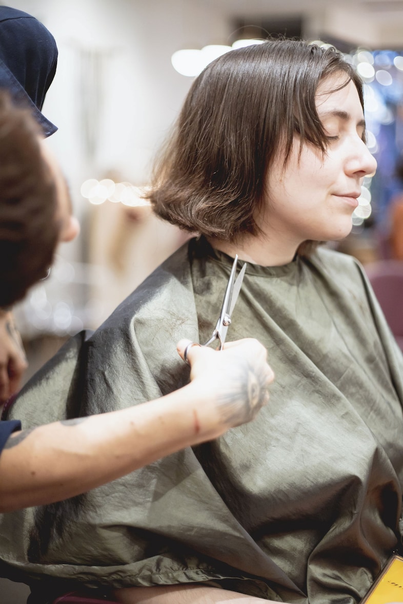 Lune cutting Sara&#39;s hair at Salune