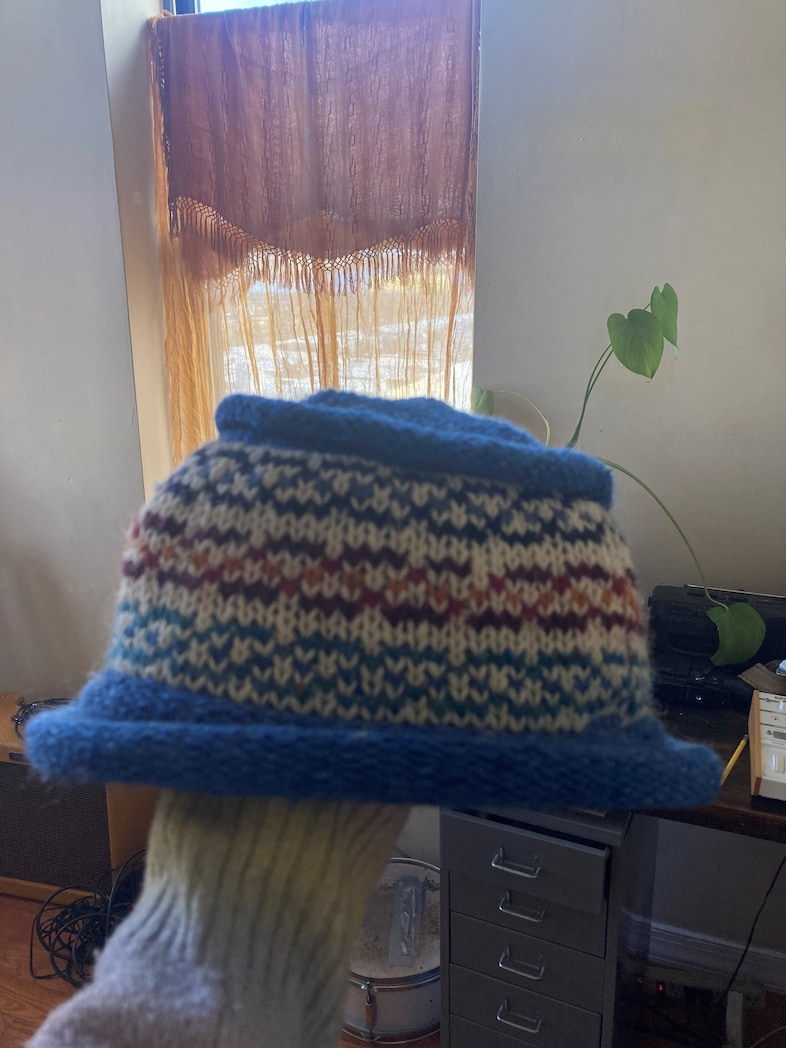 hat crosslegged