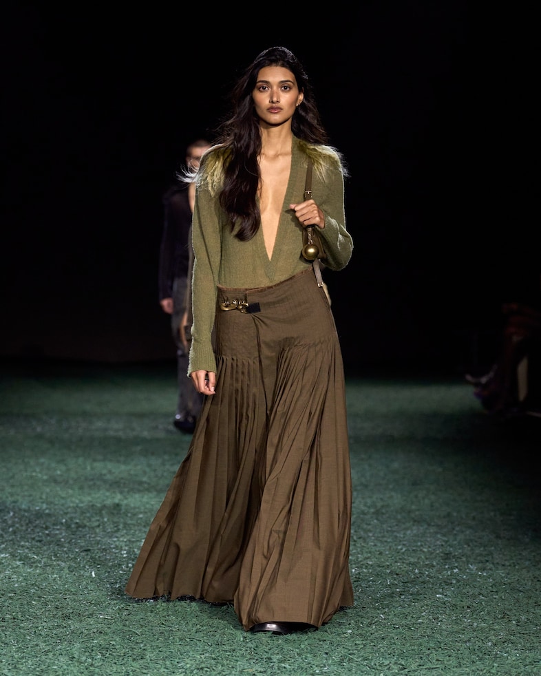 Burberry Winter 2024 Show - Look 3 2