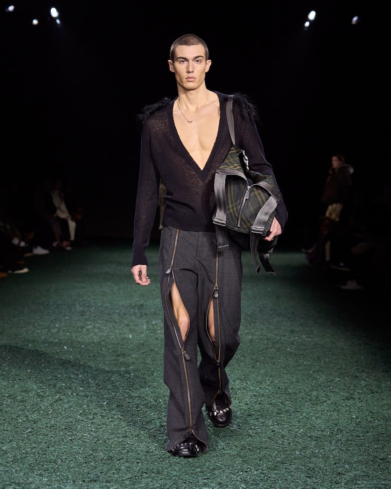 Burberry Winter 2024 Show - Look 5 4