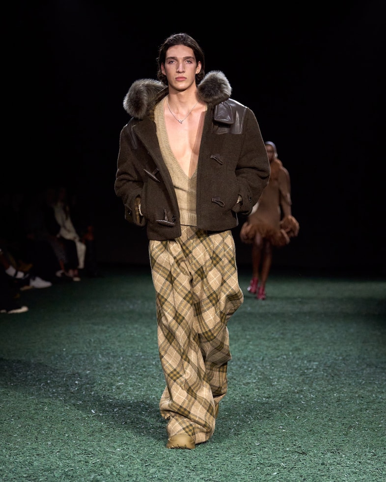 Burberry Winter 2024 Show - Look 7 6