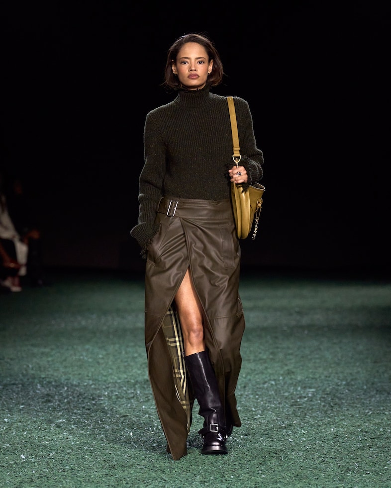 Burberry Winter 2024 Show - Look 11 10
