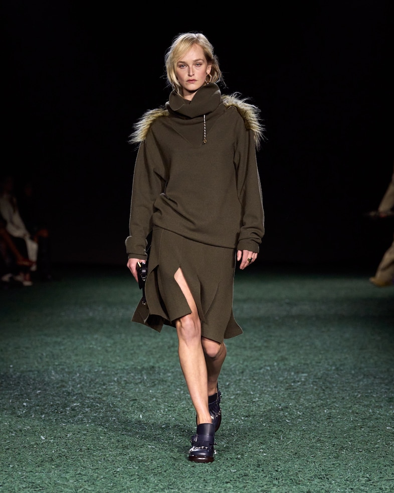Burberry Winter 2024 Show - Look 13 12