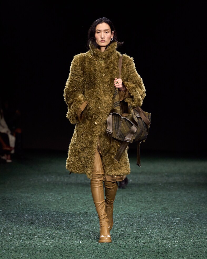 Burberry Winter 2024 Show - Look 15 14