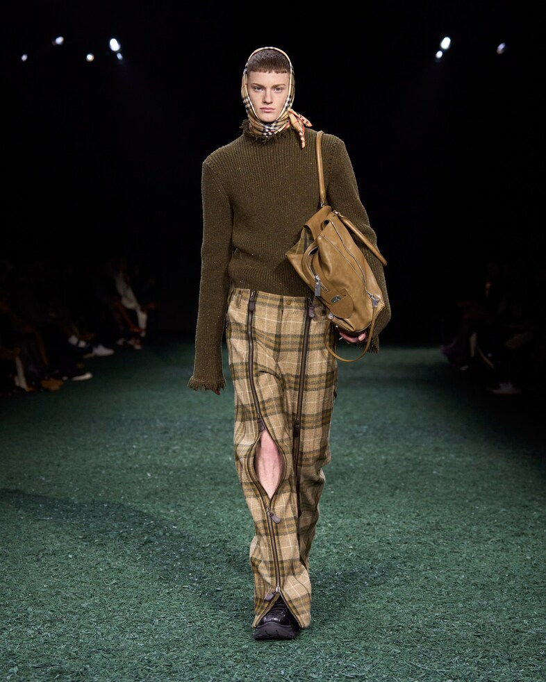 Burberry Winter 2024 Show - Look 16 15