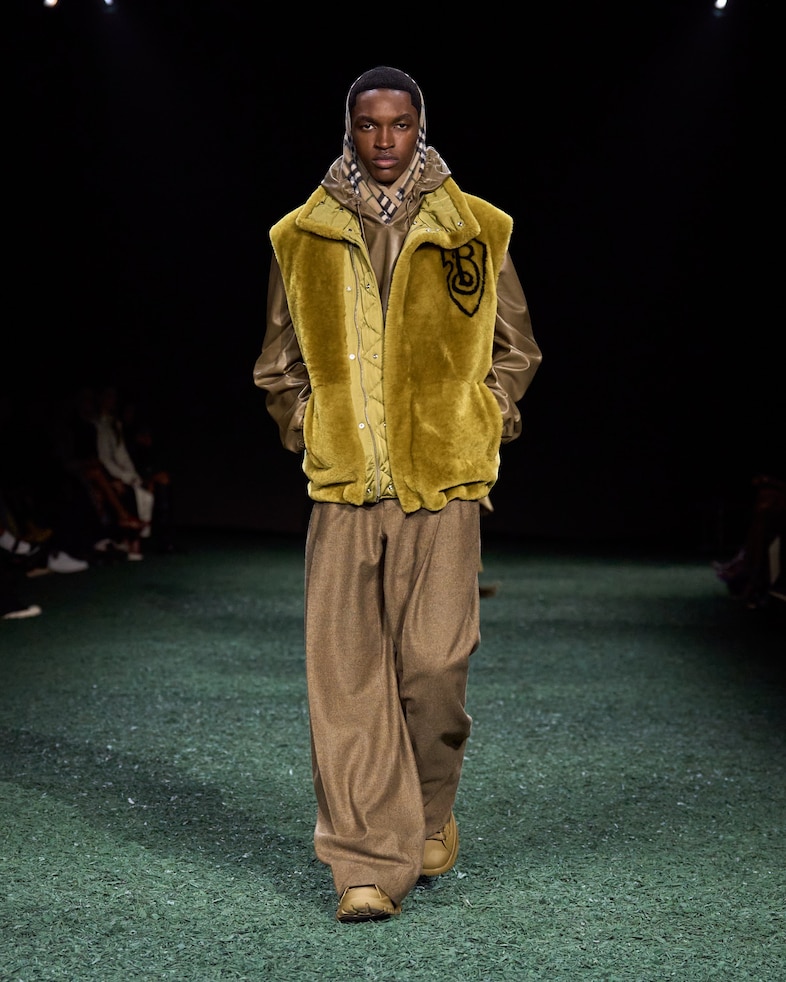 Burberry Winter 2024 Show - Look 19 18