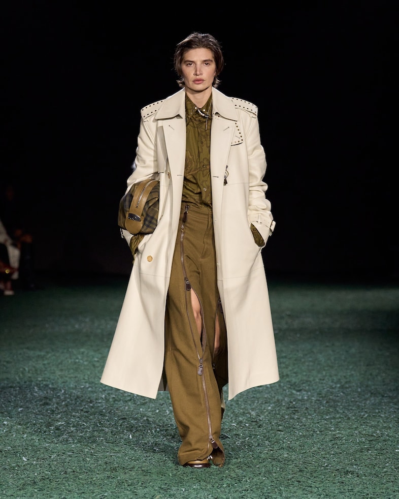 Burberry Winter 2024 Show - Look 24 23