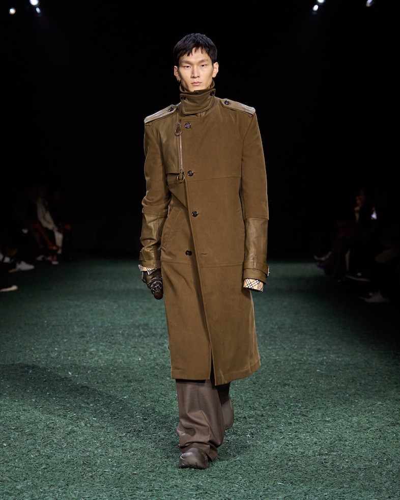Burberry Winter 2024 Show - Look 26 25