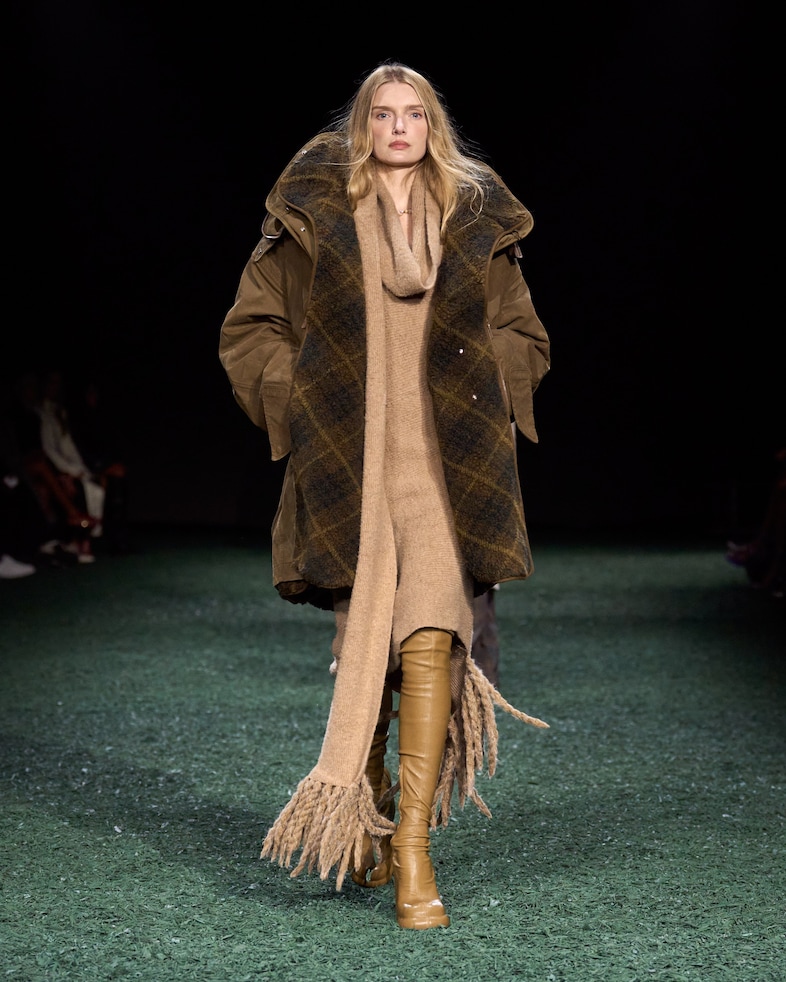 Burberry Winter 2024 Show - Look 27 26