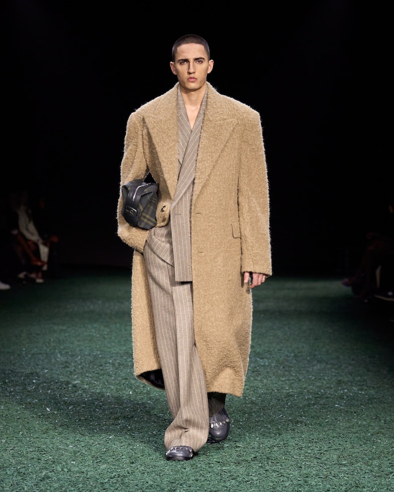 Burberry Winter 2024 Show - Look 30 29