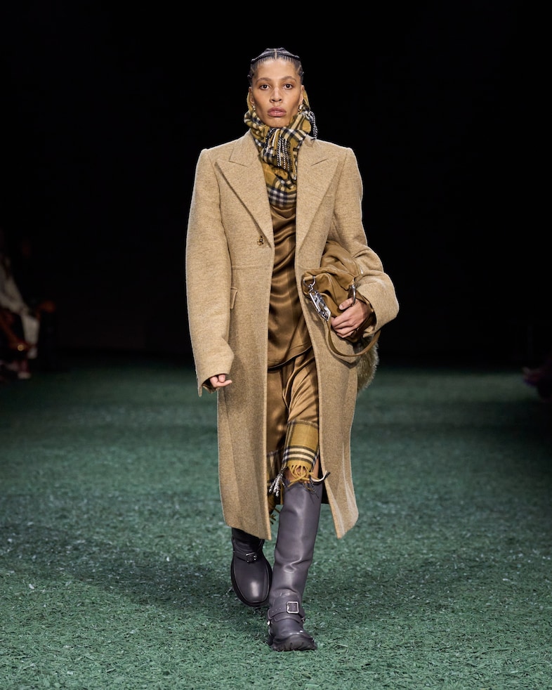 Burberry Winter 2024 Show - Look 32 31