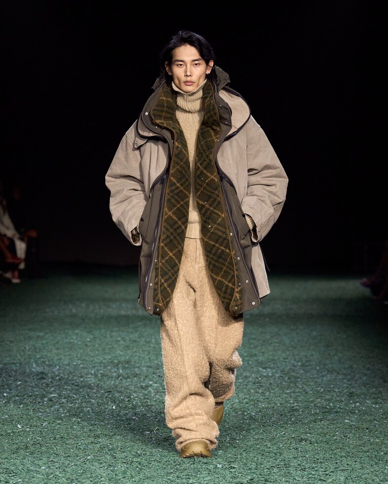Burberry Winter 2024 Show - Look 33 32