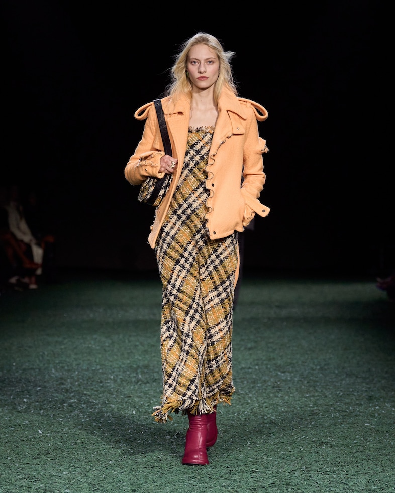 Burberry Winter 2024 Show - Look 34 33
