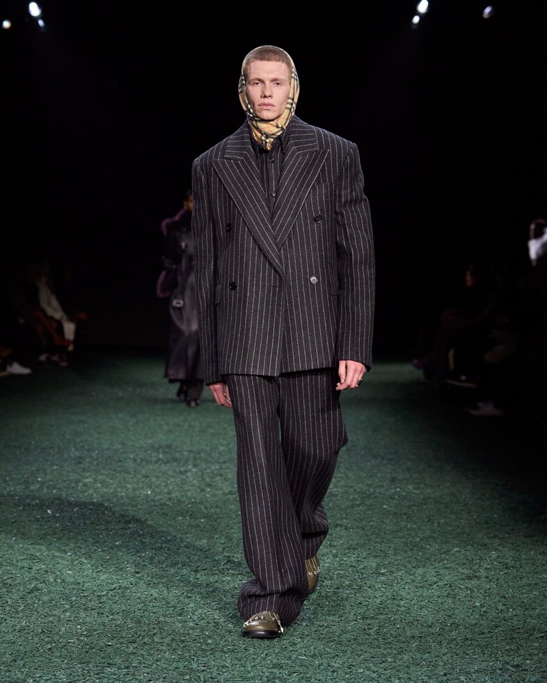 Burberry Winter 2024 Show - Look 42 41