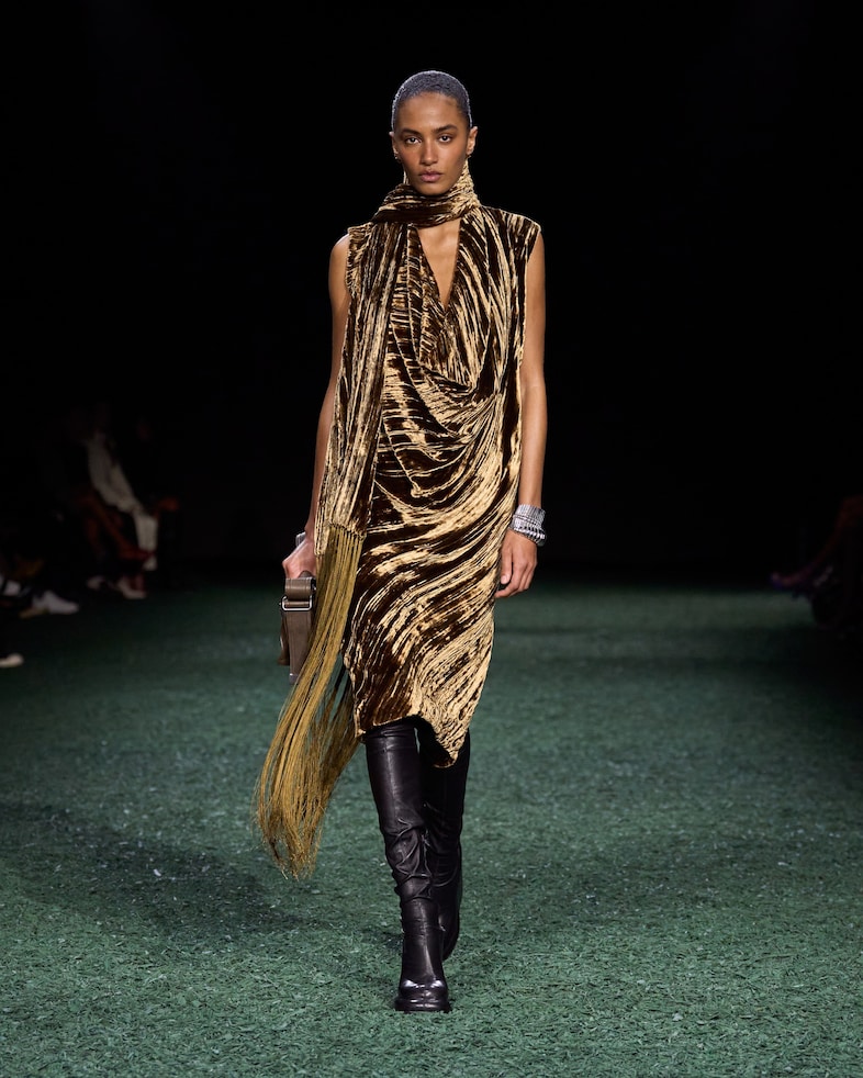 Burberry Winter 2024 Show - Look 49 48