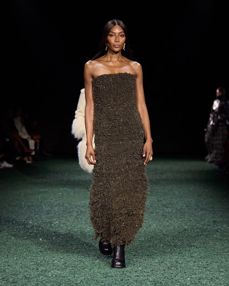 Burberry Winter 2024 Show - Look 55 54