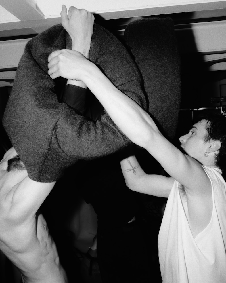 DE PINO - SS25 BACKSTAGE by Thomas Lizzi -13 2