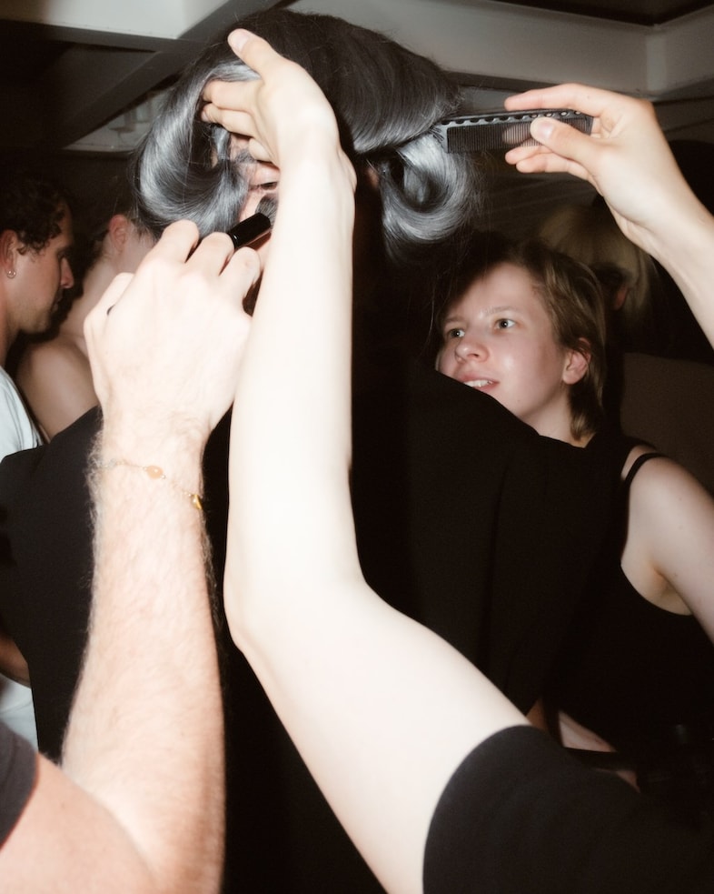 DE PINO - SS25 BACKSTAGE by Thomas Lizzi -14 3