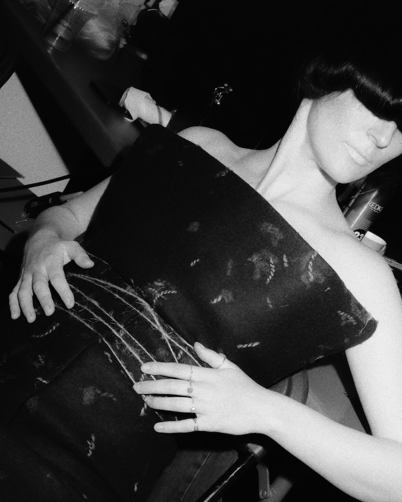 DE PINO - SS25 BACKSTAGE by Thomas Lizzi -16 5
