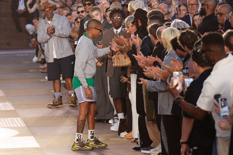 Pharrell handing Beyoncé his purse