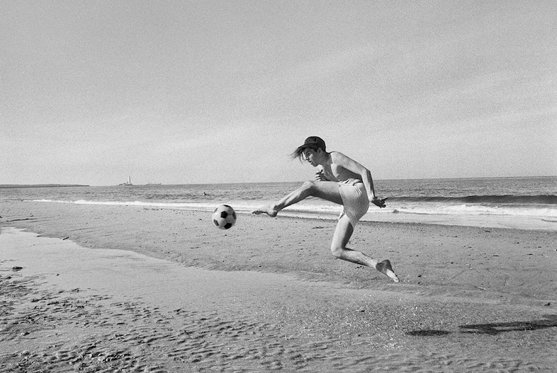 Writing in the Sand- Whitley Bay, 1989 © Sirkka-Li