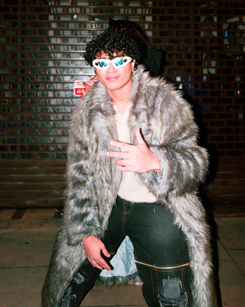 2hollis London street style 11