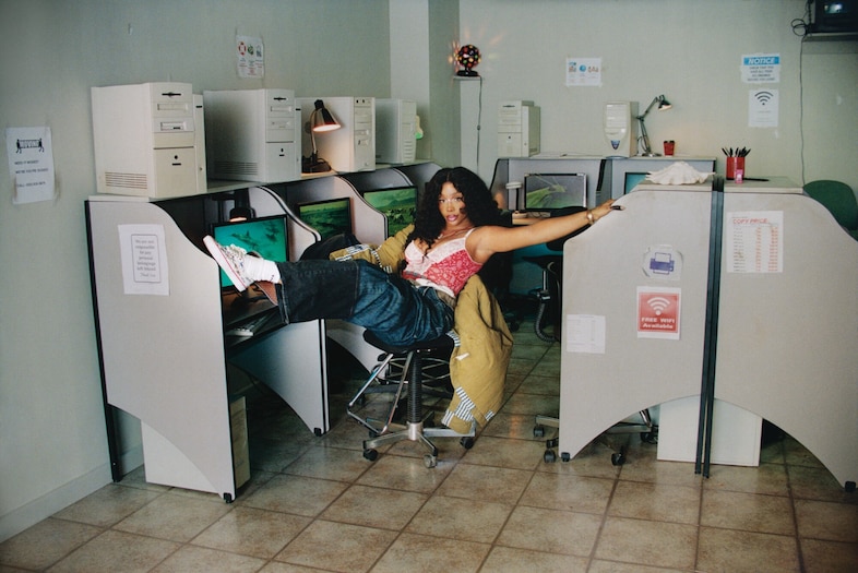 Catch SZA in an internet cafe for Vans Off The Wall